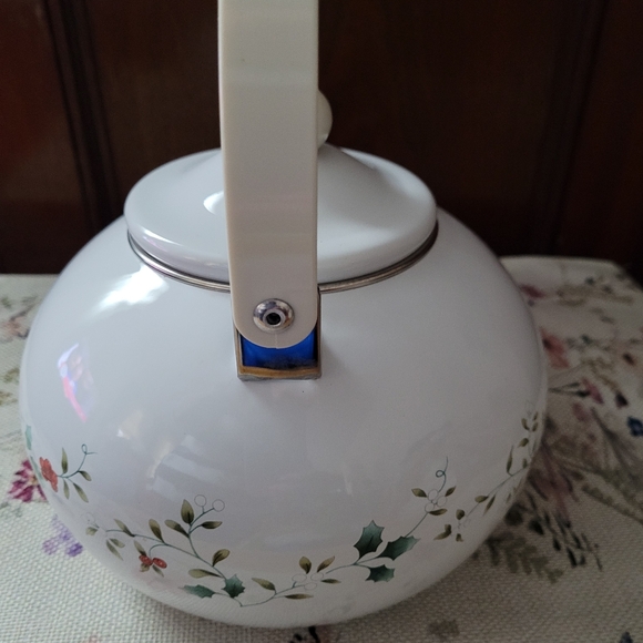 Pre Owned Pfaltzgraff Winterberry 3--Quart Enamel on Steel Tea Kettle - Picture 7 of 14